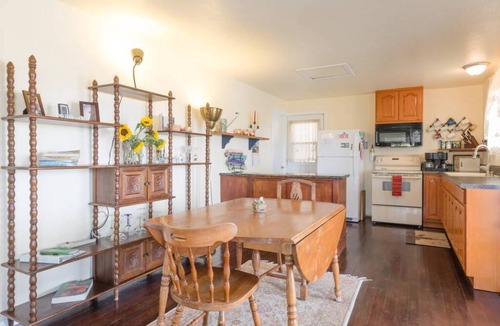 Joshua Tree House | COYOTE CREEK RETREAT: Semi-Rural, Monument Views, Stargazing, Spa, Vintage LPs.