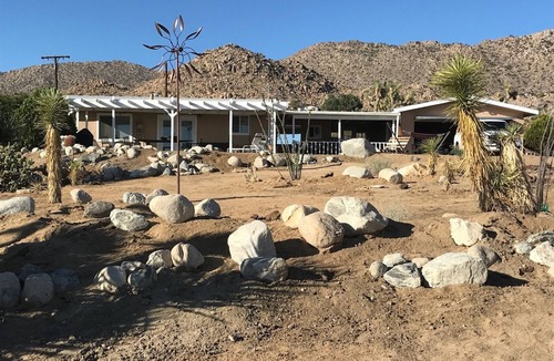 Joshua Tree House | COYOTE CREEK RETREAT: Semi-Rural, Monument Views, Stargazing, Spa, Vintage LPs.
