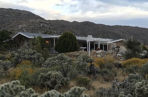 Joshua Tree House | COYOTE CREEK RETREAT: Semi-Rural, Monument Views, Stargazing, Spa, Vintage LPs.