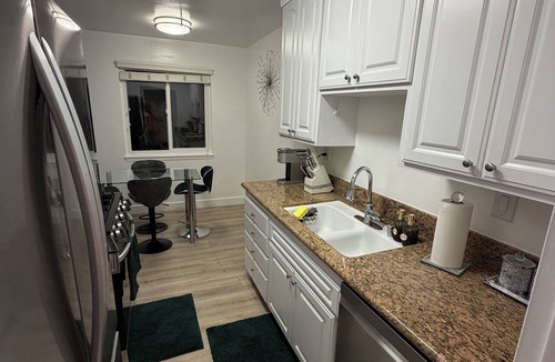 Westwood Apartment | Cozy 1-bedroom apartment with AC in beautiful Los Angeles