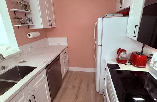 Winnetka Apartment | Cozy 1-bedroom apartment in welcoming Winnetka with AC