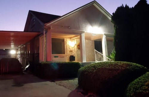 Park Mesa Heights House | Cozy 2-bedroom home in awesome Los Angeles, near LAX, Sofi, downtown LA, Lakers