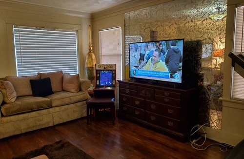 Park Mesa Heights House | Cozy 2-bedroom home in awesome Los Angeles, near LAX, Sofi, downtown LA, Lakers