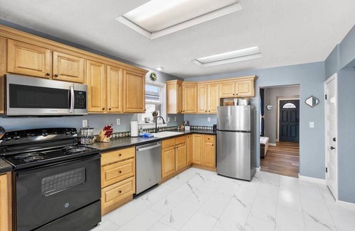 West Central House | Cozy 2BR near Downtown Spokane—king+queen, fast Wi‑Fi, fenced yard.