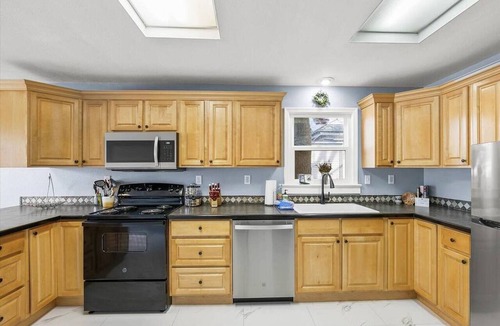 West Central House | Cozy 2BR near Downtown Spokane—king+queen, fast Wi‑Fi, fenced yard.