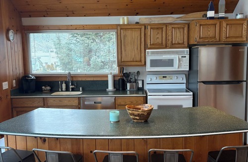 Orondo Cabin | Cozy 3-bedroom cabin with AC in the charming community of Sun Cove!
