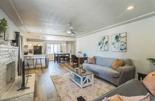 Raisin House | Cozy 3BR Game Room Pool & Ping-Pong Tables Fenced Yard Near Hospitals