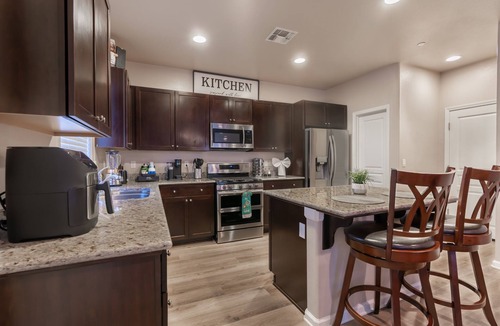 Roosevelt House | Cozy 6-Bedroom home perfect for large groups