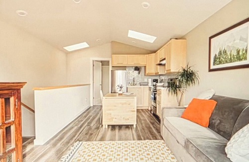 Matthews Beach Apartment | Cozy and bright 1-bedroom apartment in NE Seattle with WiFi, AC and garden view