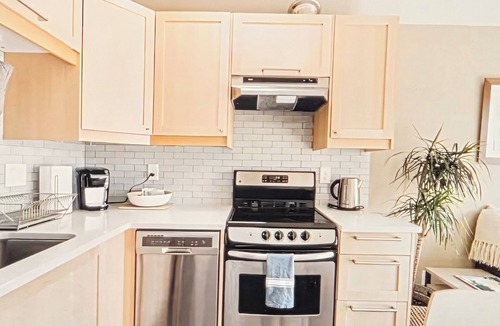 Matthews Beach Apartment | Cozy and bright 1-bedroom apartment in NE Seattle with WiFi, AC and garden view