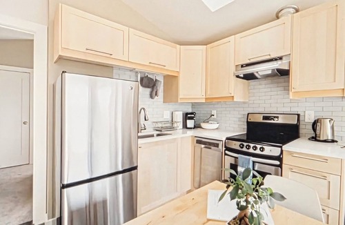 Matthews Beach Apartment | Cozy and bright 1-bedroom apartment in NE Seattle with WiFi, AC and garden view