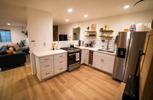 Woodlands House | COZY BEAR CABIN--BRAND NEW STYLISH GETAWAY!