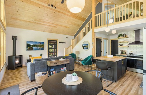 Paradise Estates Cabin | Cozy cabin retreat w/hot tub less than 5 mi to Mt Rainier NP