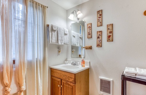Cascade Locks House | Cozy Cabin with Entertainment & Easy Access to Gorgeous Wilderness - Dogs OK