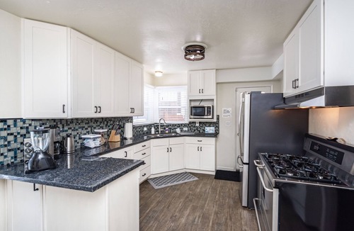 South Lake Tahoe House | Cozy Central 4 BR Cabin, with Game Loft, Spa, Walk to the Lake, Eateries, Ski!