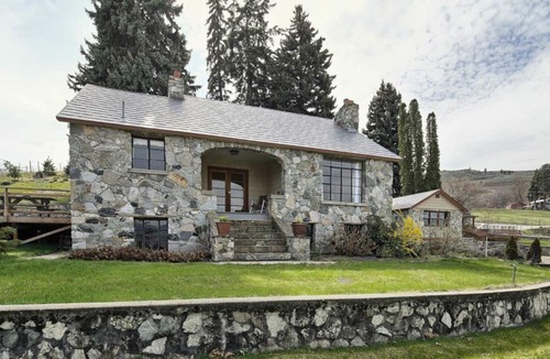 Ardenvoir House | Cozy Chelan getaway! Summer filling up fast. Midweek, May and Sept available.