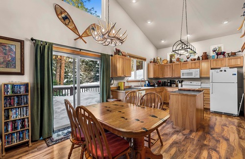 Leavenworth House | Cozy Couples Cabin |Hot Tub +King Bed + 25 min to Leavenworth