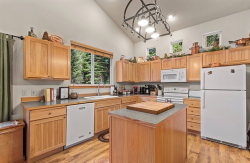 Leavenworth House | Cozy Couples Cabin |Hot Tub +King Bed + 25 min to Leavenworth