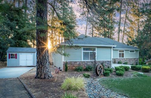 Cedar Ridge House | Cozy foothills home