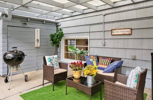 Bryant House | Cozy Getaway Yard Home - UW - Children Hospital