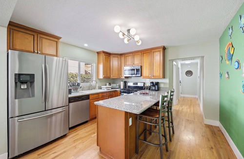 North Oak Park House | Cozy Home - 7 Min. Walk to UC Davis Medical Ctr. Sacramento, EV- Charger Leve2