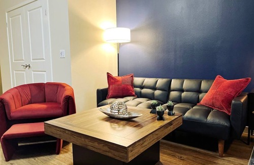 Mid-Wilshire Apartment | Cozy Home W/Pool & GYM + Parking 10min to Cedars