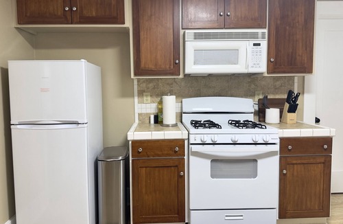 Hanford House | Cozy House with King Bed and Modern Bathrooms
