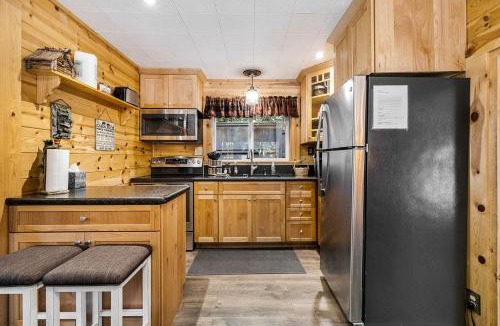 Peninsula Village House | Cozy Lakeside Cabin, Steps from Lake Almanor and Close to Lassen Volcanic National Park in California