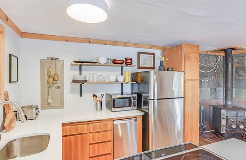 Grapeview Cabin | Cozy Lakeside Cabin with Modern Amenities. Romantic Escape 1.75 hrs from Seattle