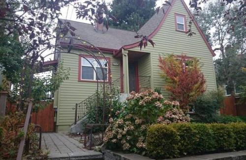 Whittier Heights House | Cozy One Bed Suite in the Heart of Ballard