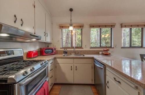 Ridgewood House | Cozy Pet-Friendly Cabin w Fenced-In Yard Close to Slopes Beach Town