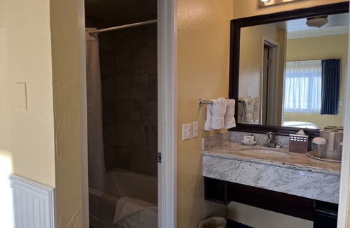 Downtown Monterey Cabin | Cozy PET FRIENDLY Double Queen Room at Ocean-Side Property!