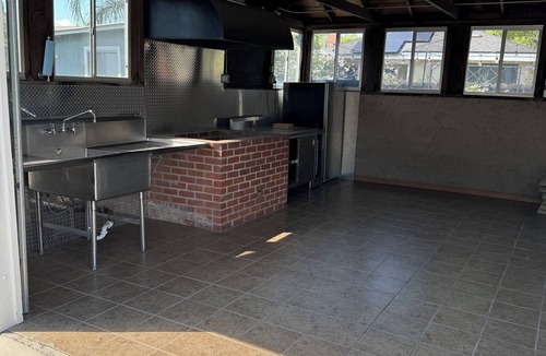 Tulare House | Cozy, private parking and centrally located home in Tulare!