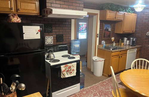 Ione Cottage | Cozy Rustic Rose Cottage. 3 private Beds.Close to Town,Nature and the Zen Life!