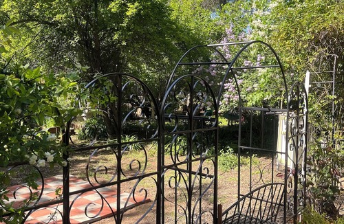 Ione Cottage | Cozy Rustic Rose Cottage. 3 private Beds.Close to Town,Nature and the Zen Life!