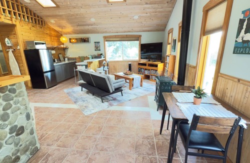 Gleed Apartment | Cozy secluded loft on Old Naches, every amenity, gateway to the adventure!