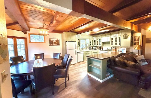 Bear Valley Cabin | Cozy Ski-in/out 3bd/2ba + loft cabin in Bear Valley only steps away from lake.