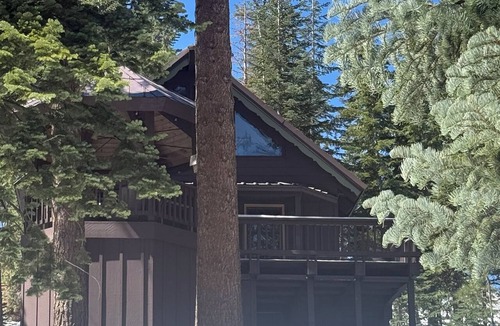 Bear Valley Cabin | Cozy Ski-in/out 3bd/2ba + loft cabin in Bear Valley only steps away from lake.