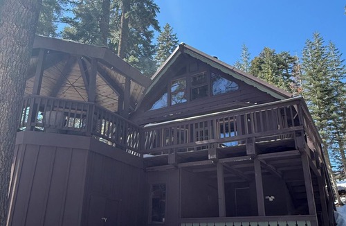 Bear Valley Cabin | Cozy Ski-in/out 3bd/2ba + loft cabin in Bear Valley only steps away from lake.