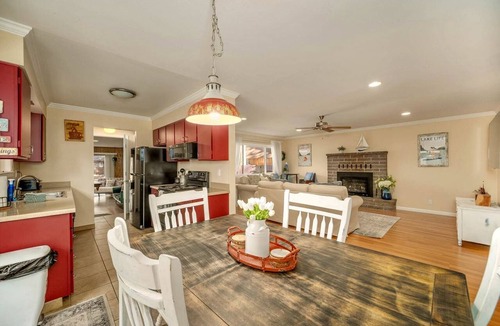 Al Tahoe Cabin | Cozy South Lake Tahoe Cabin with Hot Tub Near Heavenly and Lake Tahoe