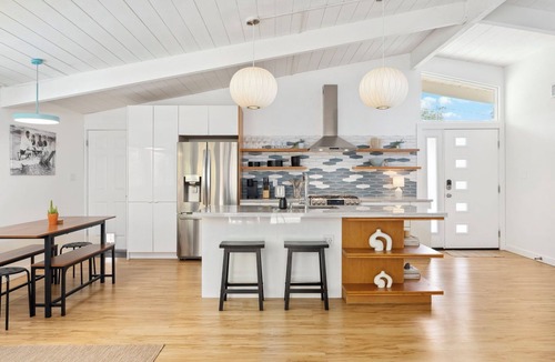 College West House | Cozy, Spacious, Family-Friendly + LARGE YARD W/HOT TUB ~by all attractions!