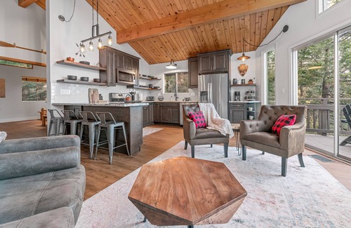Arrowhead Villas Cabin | Cozy Treehouse with Lake View of Lake Arrowhead - 5 min from Village and Skypark