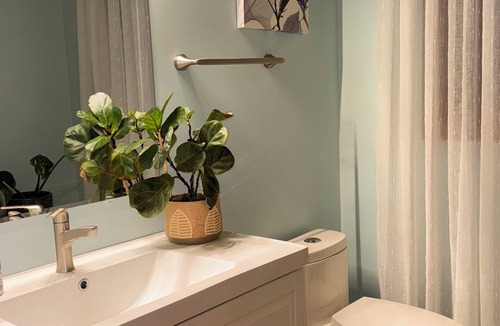 Hansville Cabin | Cozy waterfront Guest House with spa in serene Hansville with WiFi access