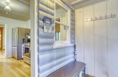 Rhododendron Cabin | Cozy with Modern Comforts, EV Charger, Huge Fenced Yard, Last Minute Feb Deals