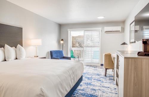 Cambria Hotel | Creekside Inn Downtown