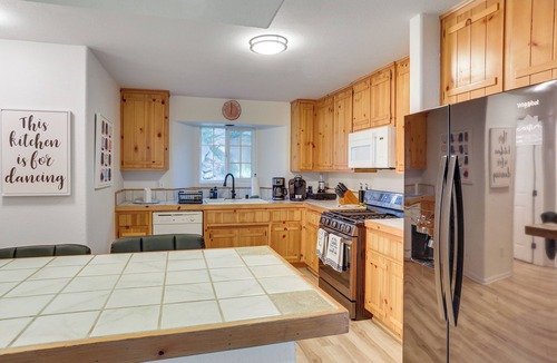 Crestline House | Crestline Home w/Deck < 2 Mi to Lake Gregory!