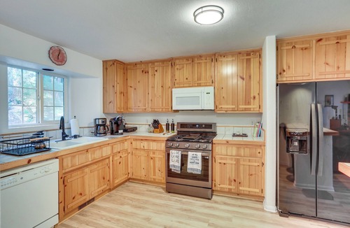 Crestline House | Crestline Home w/Deck < 2 Mi to Lake Gregory!