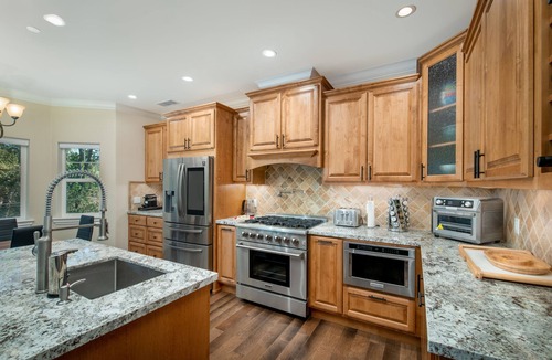 Groveland House | Custom-Built Yosemite Cabin: Lake Activities, Golf Views, Games, 3 Decks, BBQ