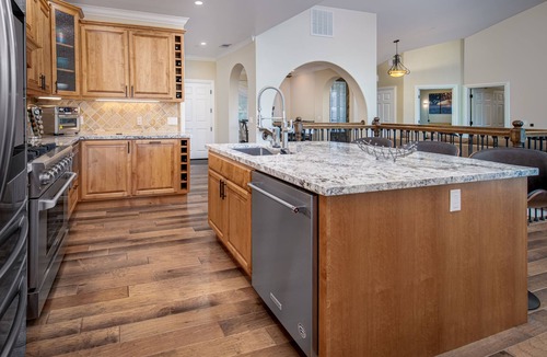 Groveland House | Custom-Built Yosemite Cabin: Lake Activities, Golf Views, Games, 3 Decks, BBQ