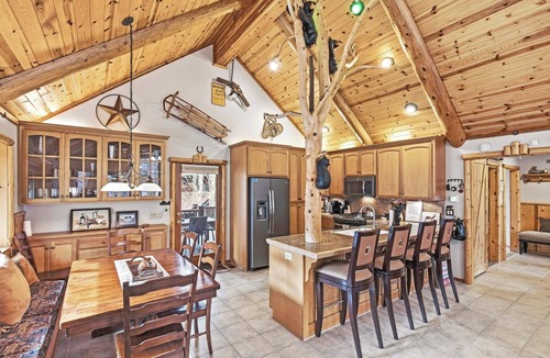 Fox Farm Cabin | Custom Log Home! Covered Deck! PET FRIENDLY 🐾! Gameroom w/Pool Table and 3 TV's! Fenced Yard!